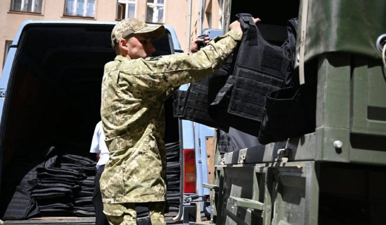 450 golyóálló mellényt adtak át a kárpátaljai katonaságnak