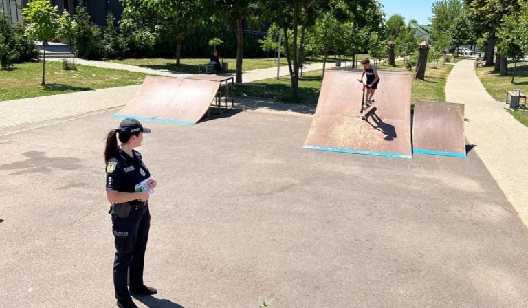 A biztonságos közlekedésről tartottak előadást a rendőrök a gyerekeknek