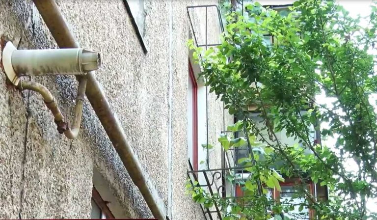 Az ablakból esett ki egy kétéves kislány Ungváron