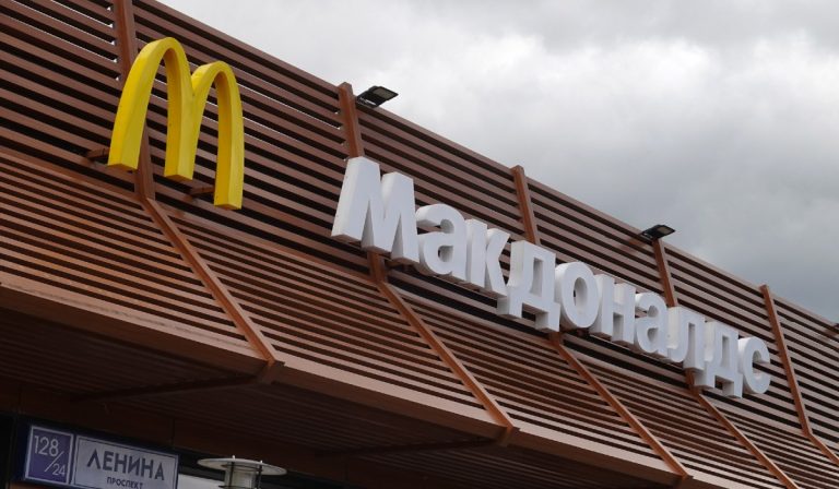Új márkanév alatt nyitnak újra a McDonald’s oroszországi éttermei 