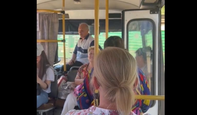 Énekléssel szórakoztatja az utasokat egy buszsofőr Kárpátalján