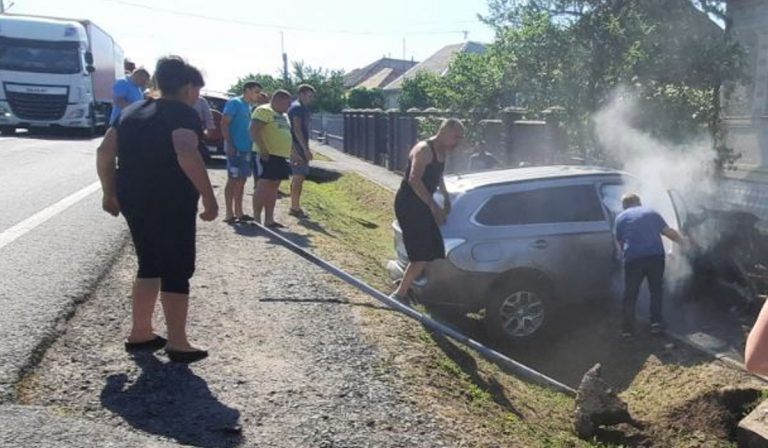 Kerítésnek csapódott egy autó Beregrákoson