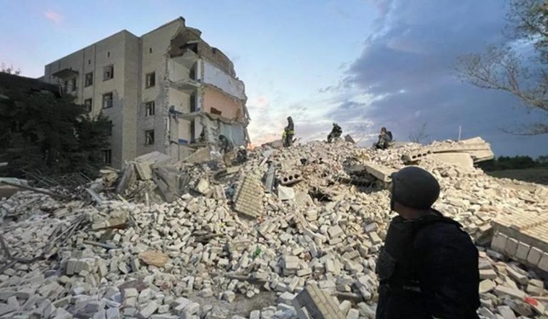 Tizenöten meghaltak egy lakóházat ért orosz találat miatt Donyeck megyében
