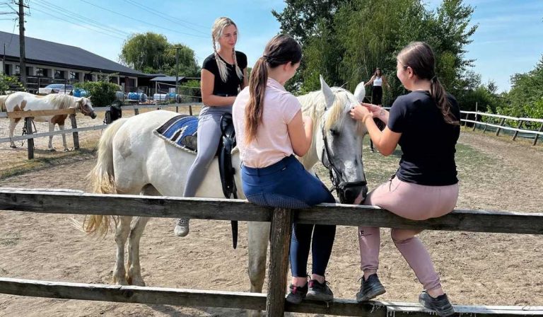 Lovaglás, hagyományőrzés, kikapcsolódás – kezdetét vette a lovastábor
