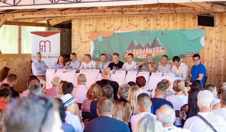 Tusványos: terítéken a határon túli magyarság helyzete