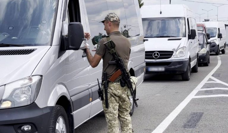 37 ezren hagyták el az országot vasárnap