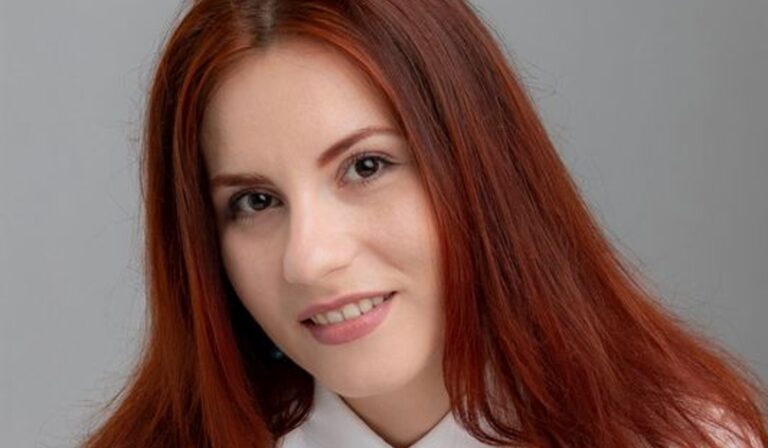 Színfalak mögött: Mónus Dóra segédszínész