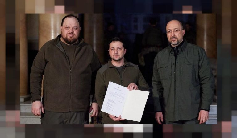 Zelenszkij aláírta Ukrajna uniós csatlakozási szándéknyilatkozatát
