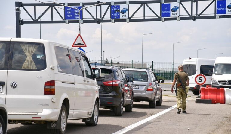 Mintegy 92 ezren lépték át az ukrán határt szombaton