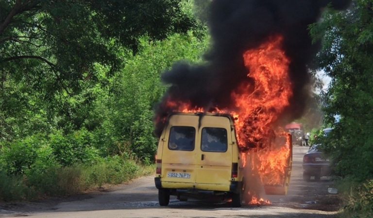 Óriási lángokkal égett egy kisbusz Kárpátalján