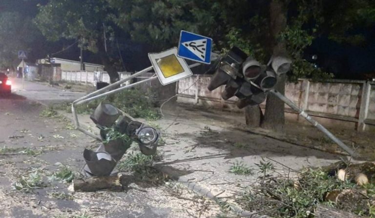 Kidőlt fák, kitört közlekedési lámpa: tombolt a vihar éjszaka Ungváron