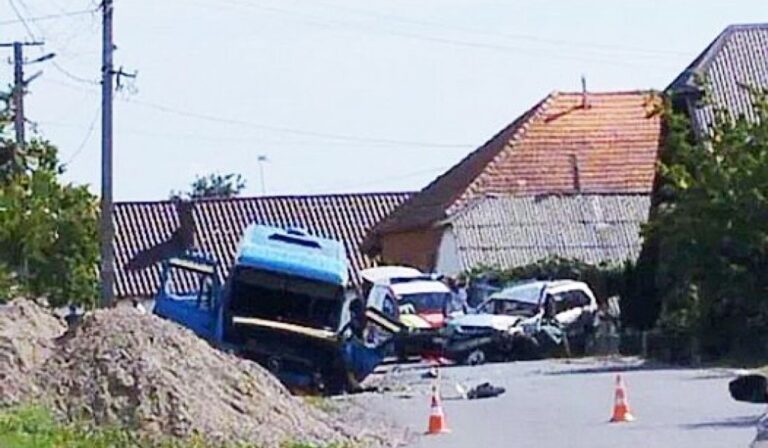 Baleset a Beregszászi járásban: egy ember meghalt, tízen megsérültek