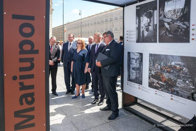 Az 1944-ben lerombolt Varsóról és a mai Mariupolról nyílt fotókiállítás a lengyel fővárosban