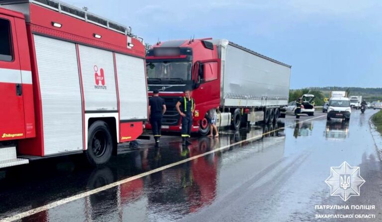 Baleset a Kijev–Csap autóúton: étolaj ömlött az úttestre