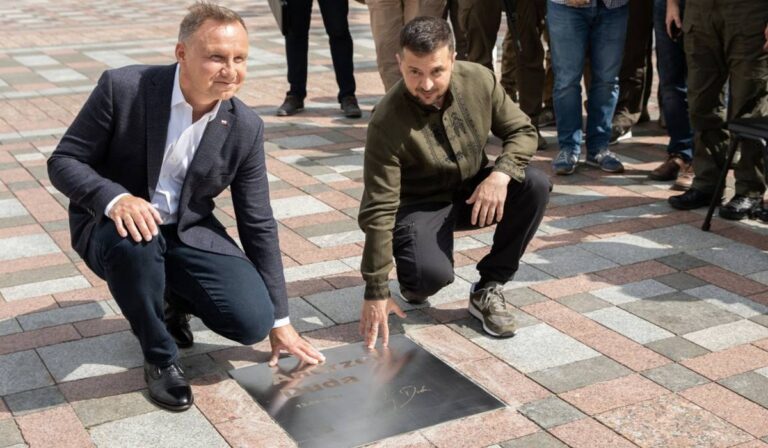 Közösen adta át a Bátorság Sétányt Kijevben az ukrán és a lengyel államfő