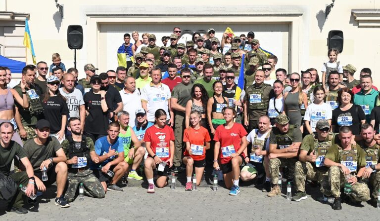 Az elesett ukrán katonák emlékére futottak Ungváron