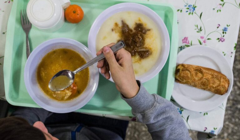 Ingyenesen étkezhetnek bizonyos tanulók a munkácsi iskolákban