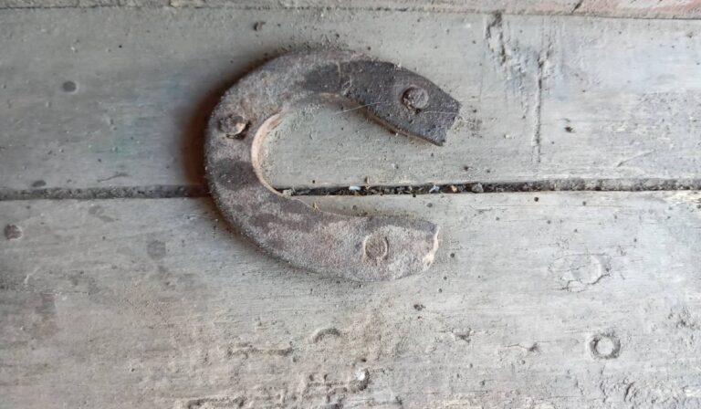 Régi tárgyak: egy küszöbre szegelt patkó