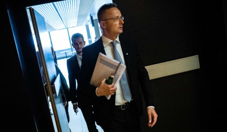 Szijjártó: nem szavazunk meg semmit, ami meghosszabbítaná a háborút