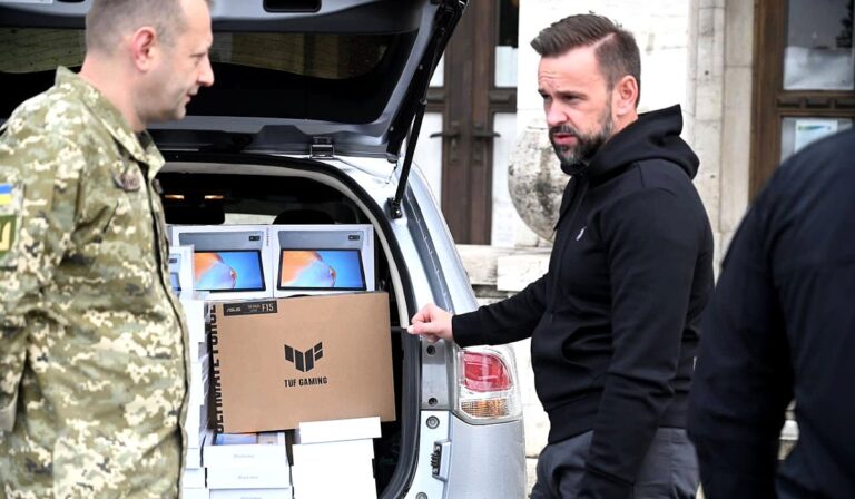 Kárpátalja negyven táblagépet adott át a katonaságnak