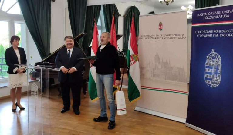 Magyar Arany- és Ezüst Érdemkereszteket adtak át a Perényi Kultúrkúriában