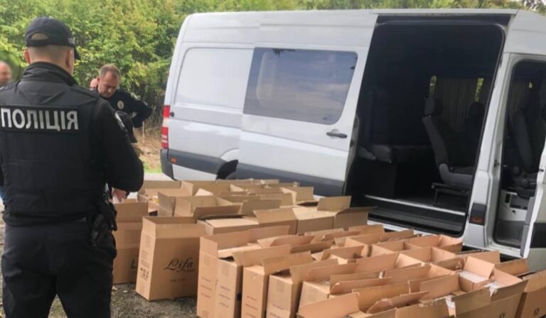 Csempészett cigarettát találtak egy kisbuszban a Szolyvai járásban
