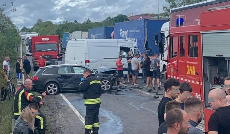 Tömegbaleset Ungvárnál: 5 jármű ütközött