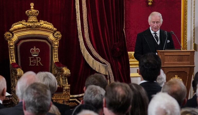 Hivatalosan is az Egyesült Királyság uralkodójává nyilvánították III. Károlyt