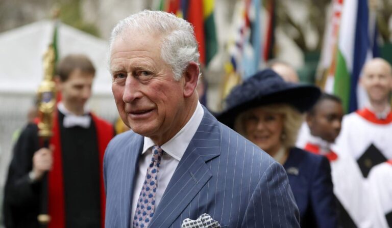 III. Károly néven uralkodik az új brit király