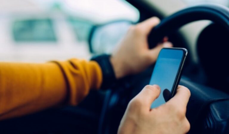 Akár balesetet is okozhat a vezetés közbeni telefonálás
