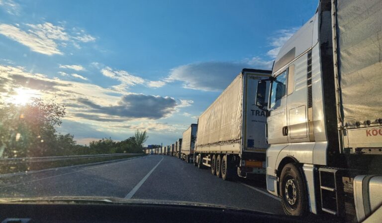 Több kilométeres a kamionsor a Tisza határátkelőnél