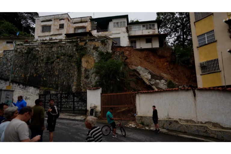 Közel harminc halálos áldozata van a venezuelai földcsuszamlásoknak