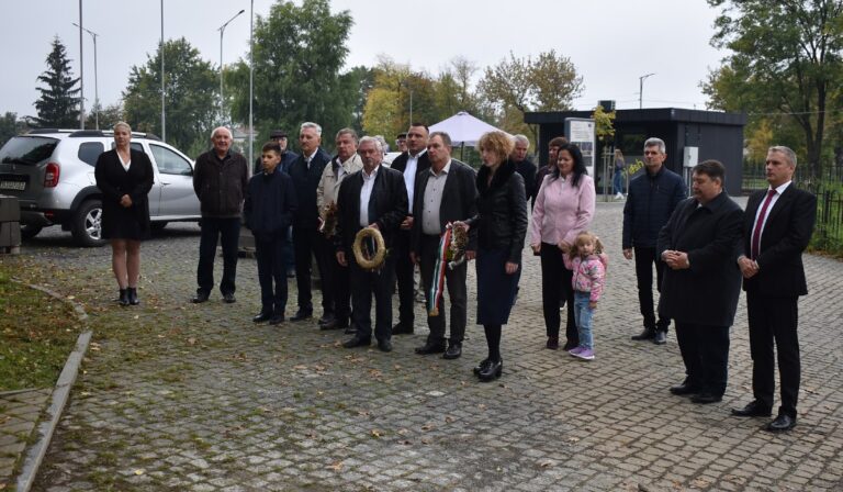Csendes koszorúzás Huszton
