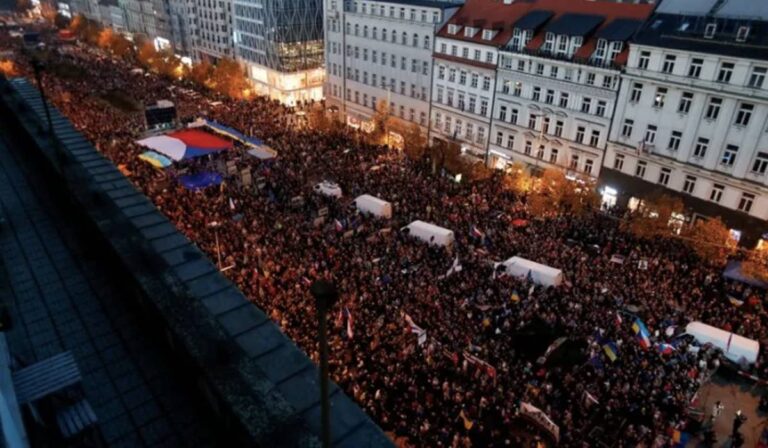 Tízezrek tüntettek Prágában Ukrajna mellett