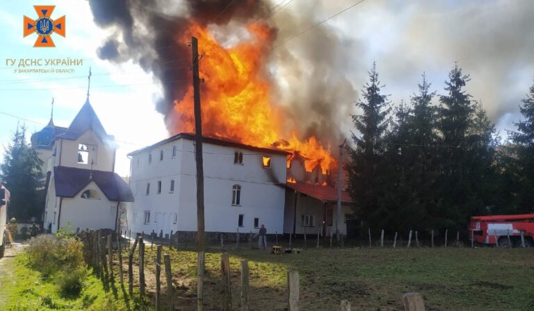 Lángokban áll egy kolostor Kárpátalján