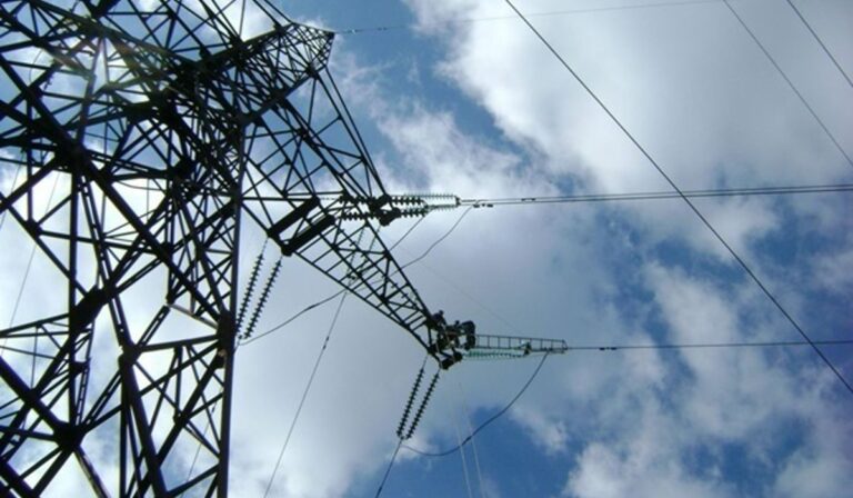 Зменшилось споживання електрики, але дефіцит залишається значним