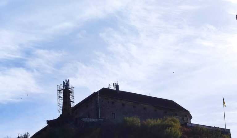 Felkerült a címer a turulmadár talapzatára