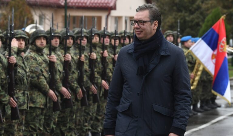 Készenlétbe helyezték a szerb katonaságot