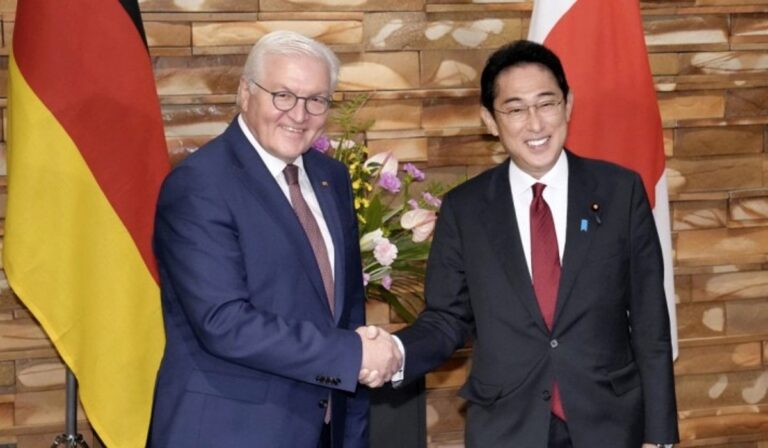 Óva intett az atomfegyverek bevetésétől a japán miniszterelnök