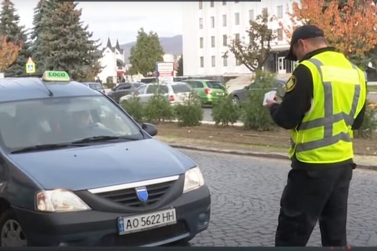 Ellenőrzik a taxisokat Munkácson