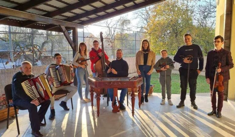 Felhangolva: Viski Fricskák