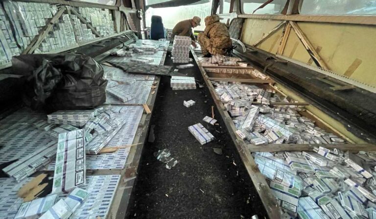 Egy turistabusznyi cigarettát próbáltak átvinni Asztélynál szombat este