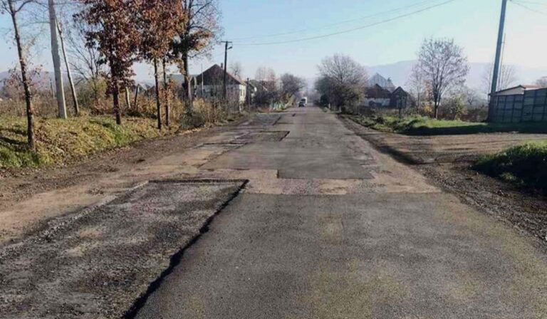 Дорожники проводять ямковий ремонт на Хустщині