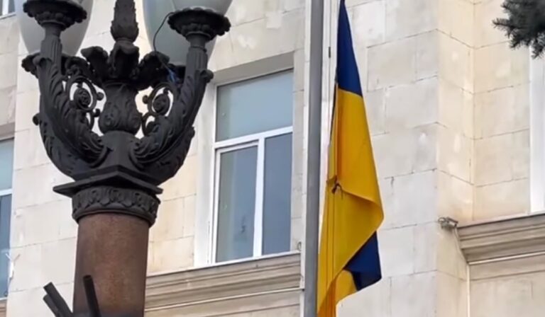 Herszonban hivatalosan felvonták az ukrán zászlót