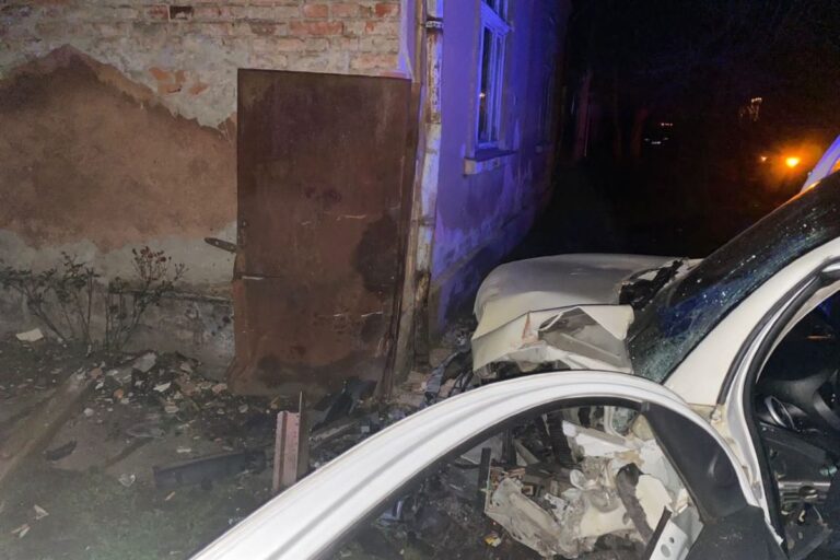 Egy ember meghalt, három megsérült egy balesetben Huszton