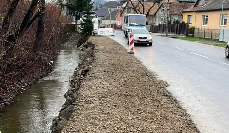 В одному із сіл Мукачівщини дорожники здійснили берегоукріплення