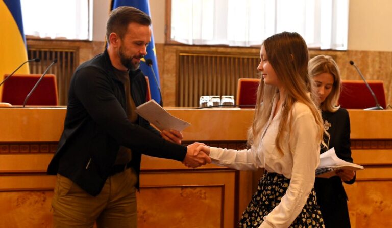 Ungvári iskolásokat tüntetett ki Viktor Mikita