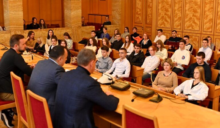 Обдарованих учнів Ужгорода відзначили обласними преміями