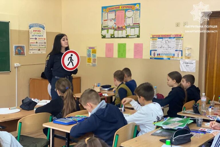 A közlekedési szabályokról tartottak előadást iskolásoknak