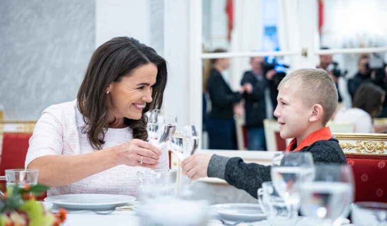 Kárpátaljai gyerekeket fogadott a Sándor-palotában Novák Katalin